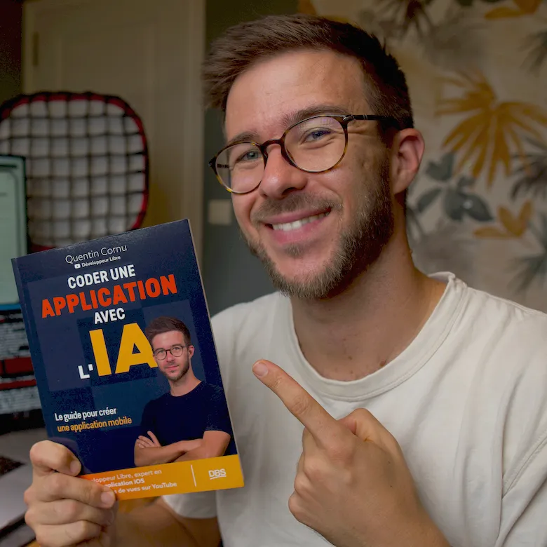 Quentin Cornu tenant son livre « Coder une application avec l'IA »